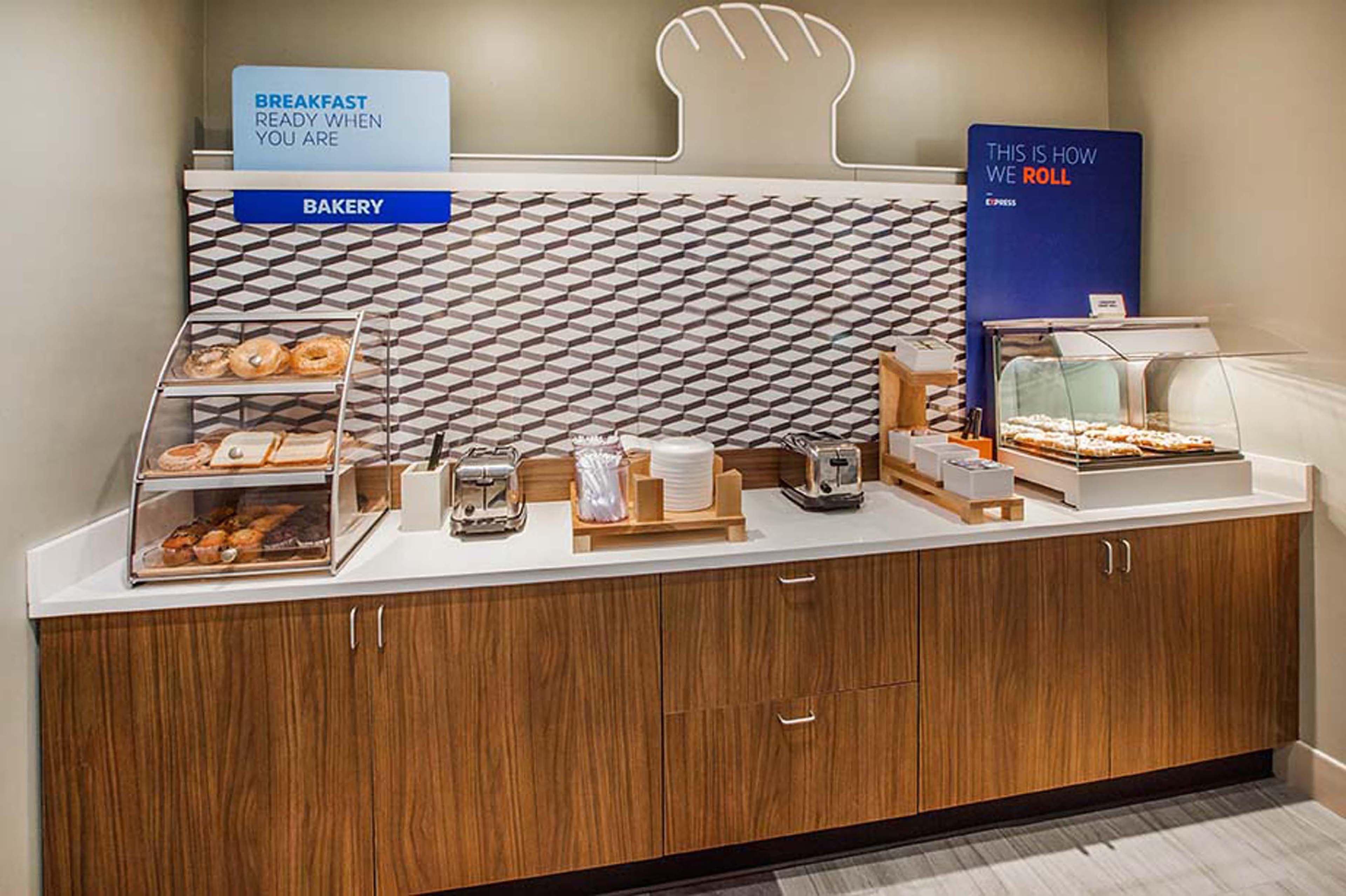 Holiday Inn Express Westley By Ihg Buitenkant foto